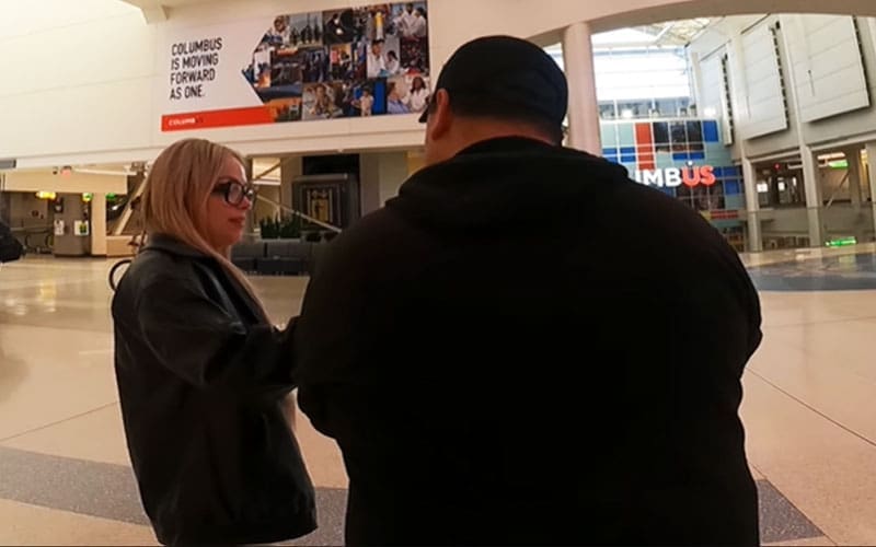 Il filmato mostra Liv Morgan che interagisce con i fan alla ricerca di autografi all’aeroporto