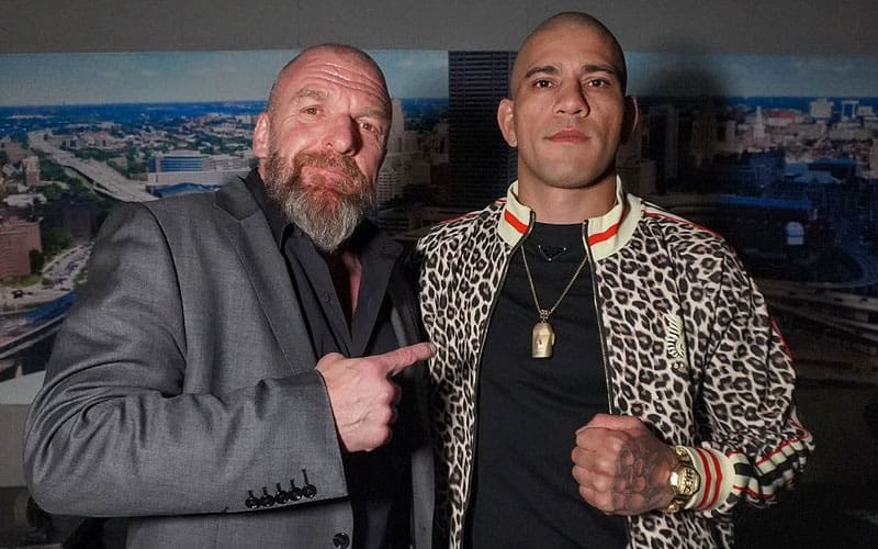 https://www.ringsidenews.com/wp-content/uploads/2024/11/triple-h-shares-backstage-photo-with-ufc-champion-alex-pereira-at-wwe-smackdown-52.jpg?x34280